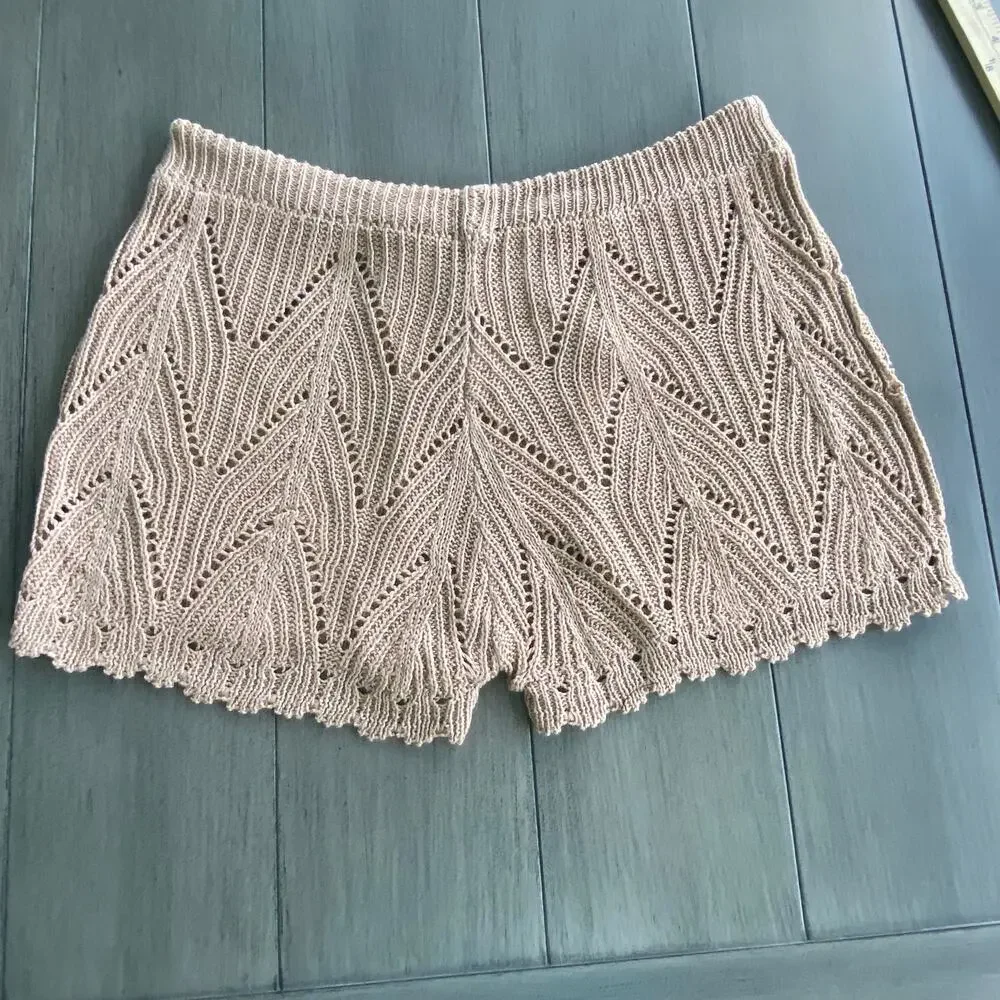 Khaki Vacay Hollow‑Out Scalloped Shorts • Women’s Medium • 100% Polyester